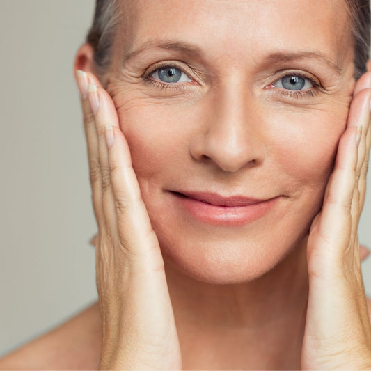 Rutina facial antiedad: ¿Cómo aplicar la rutina antienvejecimiento?